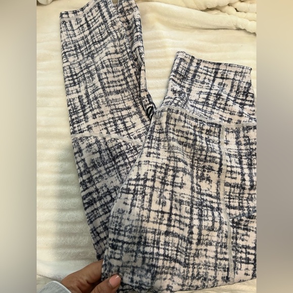 P'tula Black and White Patterned leggings - Picture 8 of 8